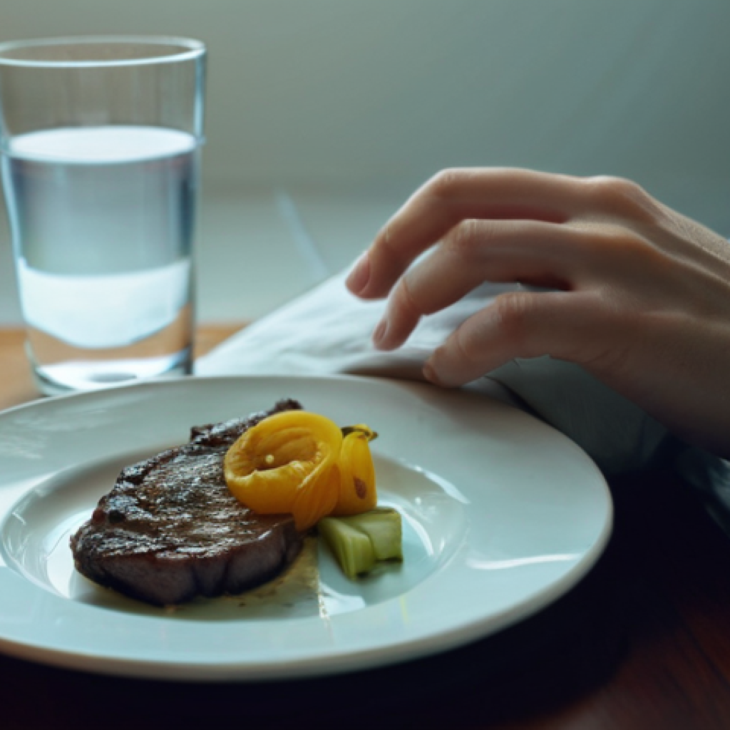 고기와 수면의 관계 - **Prompt:** A person, clearly an adult, tossing and turning in bed during the night, looking uncomfo...